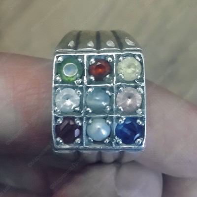 Талисман из 9 камней, подходит мужчинам. 9 камней символизируют 9 планет, которые дают силу, притягивают удачу в бизнесе. Такой талисман распространен в Азии, и вставляют камни в основном в кольцо. 